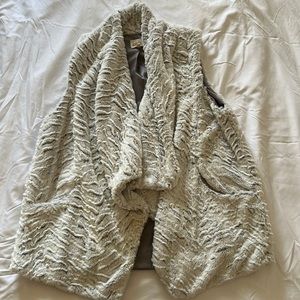 Jolt fuzzy vest with pockets